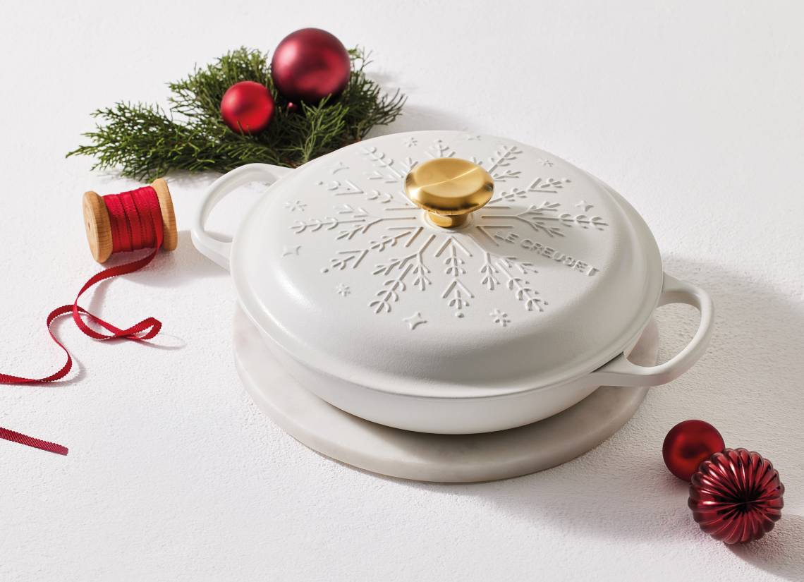 Le Creuset - Für ein rundum festliches Ambiente: Gourmet-Profitopf Cotton als Schneeflocke-Edition