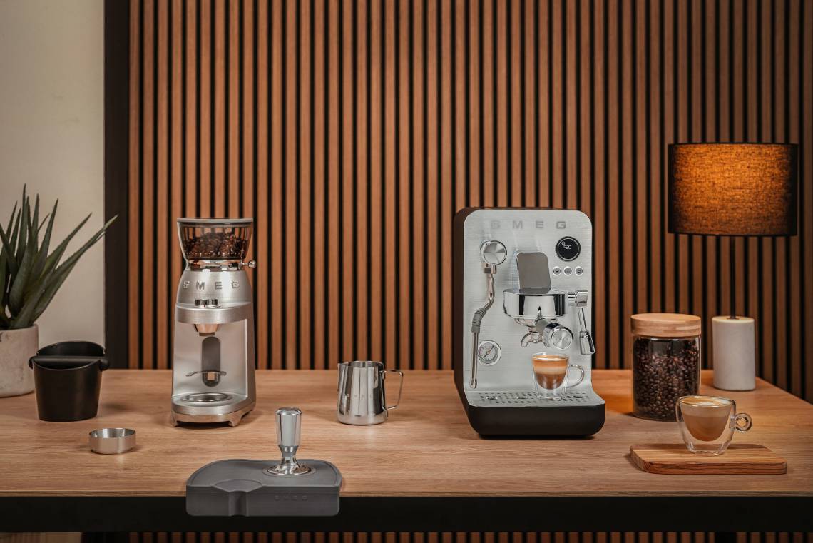 Smeg - Ideal für Kaffee- und Retroliebhaber: die Minipro Espresso-Kaffeemaschine und Kaffeemühle