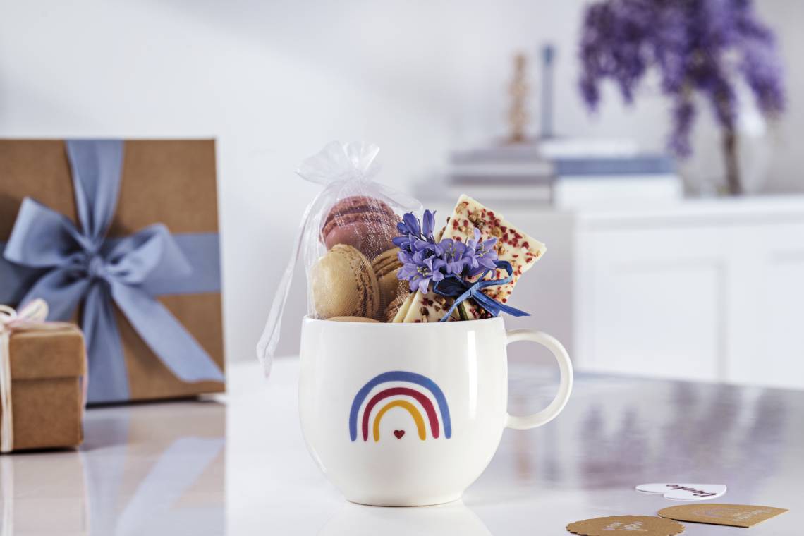 Villeroy & Boch - Kleine Glücksmomente schenken mit Henkelbecher With Love mit Regenbogenmotiv