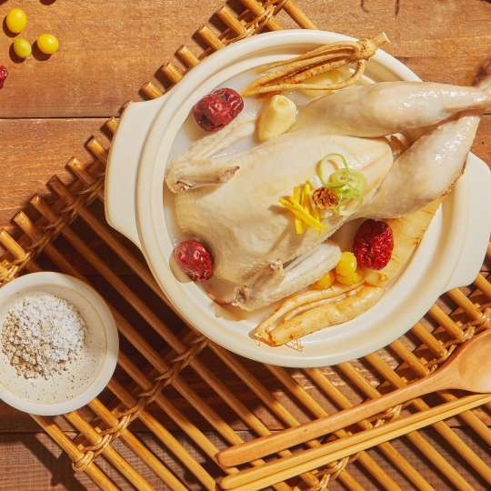 AT feiert die Einführung von Samgyetang