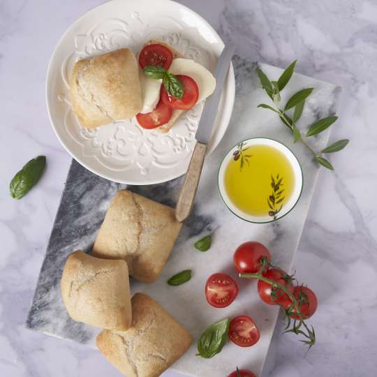 Böcker - Lecker mit Tomaten-Mozzarella-Belag: Ciabatta-Brötchen