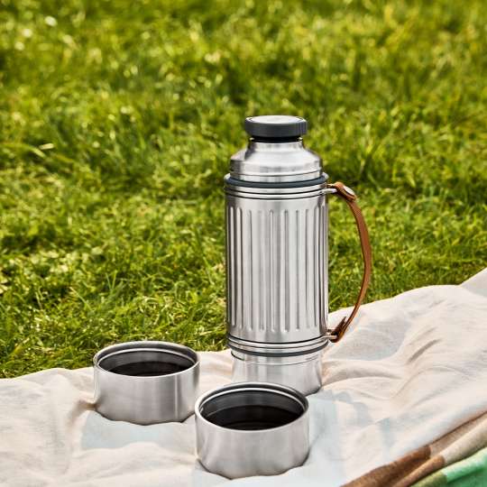 Black+Blum - Kaffee trinken beim Picknick mit Explorer Isolierflasche DUO