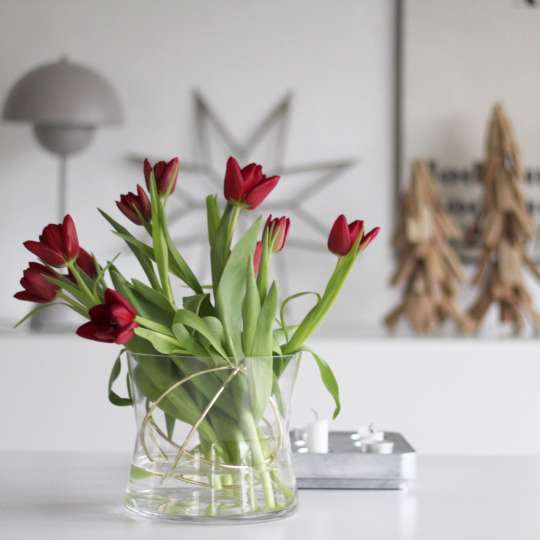 Rote Tulpen in der Vase Sphere von Born in Sweden.jpg