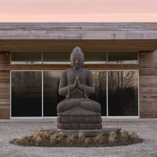 Discover Long Island - Shou Sugi Ban House - Buddha am Eingang