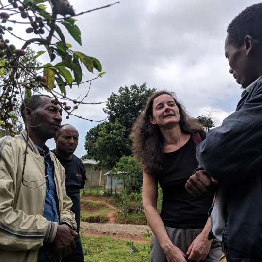 GEPA - Im Gespräch mit Bauern bei Sidama