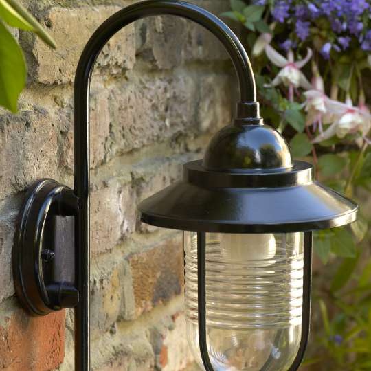 Hammerite - Mit dem Metall-Schutzlack Ultima erstrahlt die alte Gartenlampe wie neu