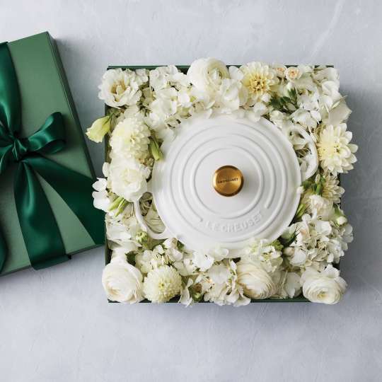 Le Creuset - Ein Geschenk fürs Leben: Weißer Bräter Signature mit luxuriösem goldfarbenem Deckelknopf