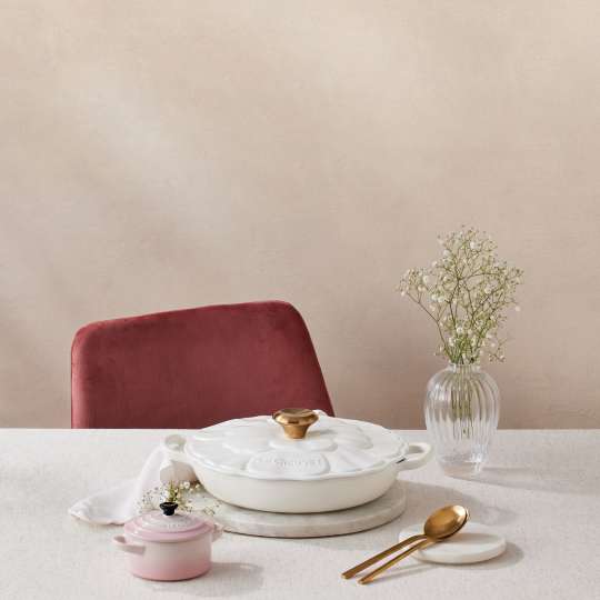 Le Creuset - Edel: Gourmet-Profitopf Blume White mit goldenem Knopf 