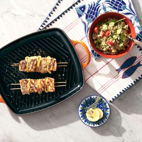 Le Creuset Grillplatte Signatur mit Fisch-Kebabs 