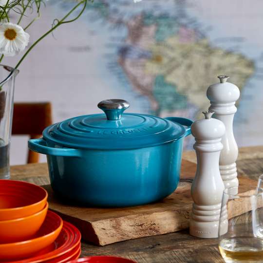 Le Creuset Taste Adventure Fernwehküche mit Bräter vor Weltkarte