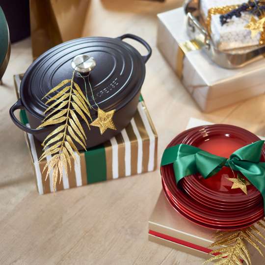 Le Creuset - Together for Christmas - Bräter oval - Schwarz und Teller - Kirschrot