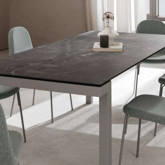 Mobliberica - Edle Tischplatte aus Keramik kombiniert mit Stühlen Galet in kühler Farbe