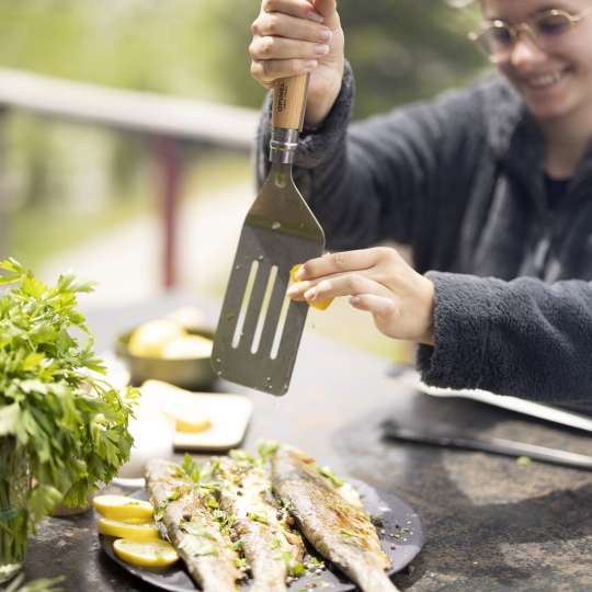 Opinel - Fisch leicht zerteilen mit Spatel+-Aufsatz