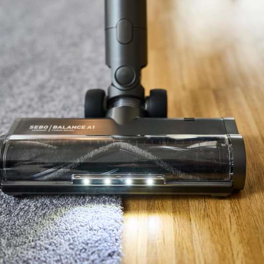 SEBO - Mit der LED-Headlamp von Akkusauger Balance A1 wird jedes Staubkorn entdeckt