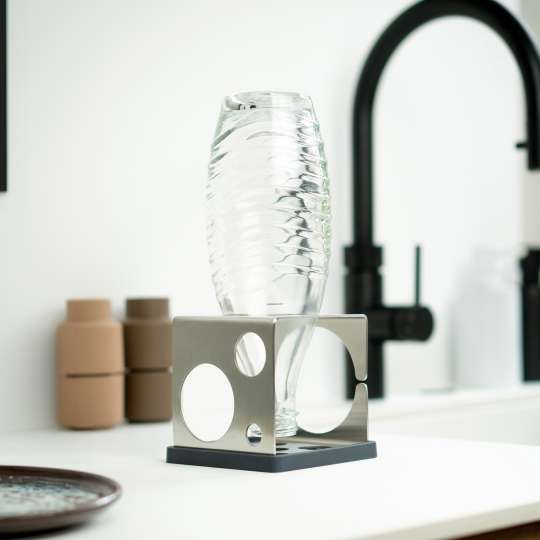 Sanni Shoo - Durchdachtes Design: Dri.Cube eignet sich für verschiedene Flaschen als Abtropfhalter