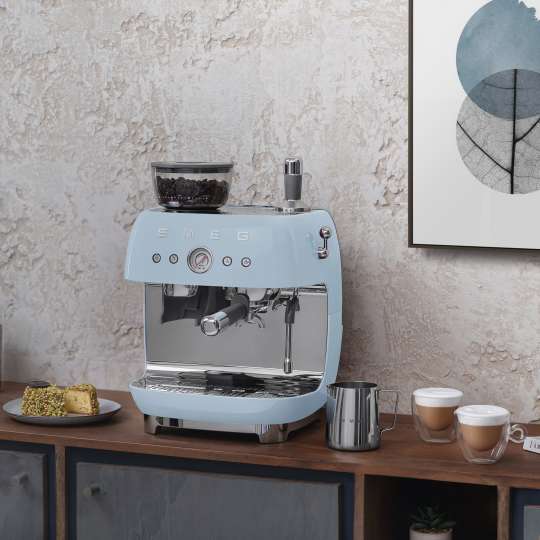 Smeg - All-in-One-Gerät Siebträger-Espressomaschine EGF03 im zarten Pastellblau
