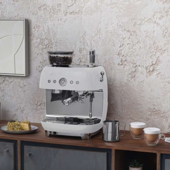 Smeg - Authentische Kaffeevielfalt für Zuhause mit Siebträger-Espressomaschine EGF03