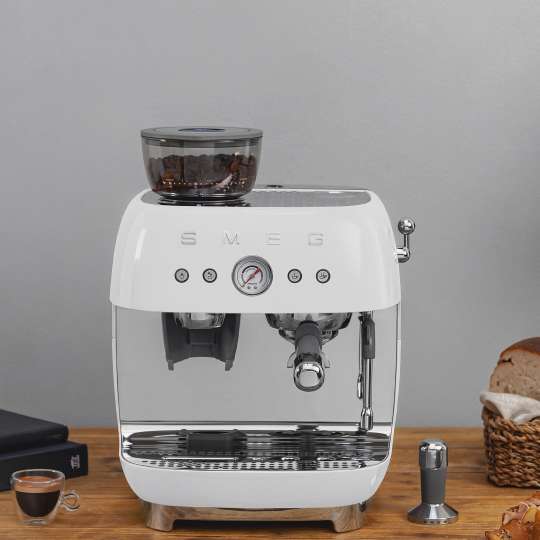 Smeg - Ein Barista-Traum: Siebträger-Espressomaschine mit integrierter Kaffeemühle EGF03