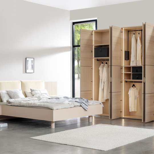 Sudbrock - MIRIA-Plus - Schlafzimmer geöffneter Kleiderschrank