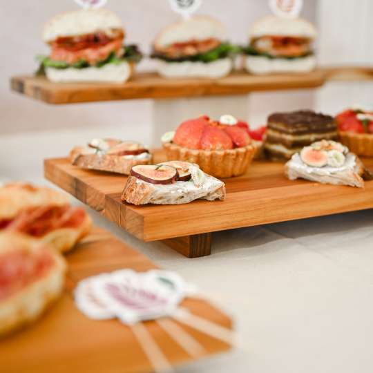 Teakhaus - Snacks ansprechend präsentieren mit Bistro Servierbrett