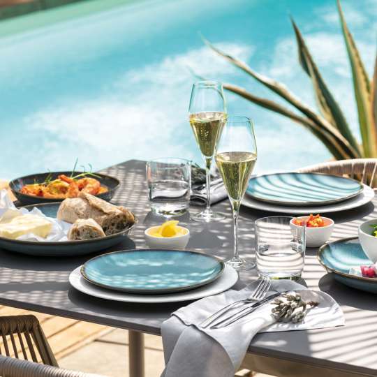 Villeroy & Boch - Südfrankreich auf der eigenen Terrasse mit Lave glace & Manufacture Rock blanc