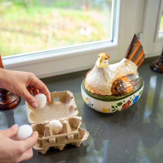 Villeroy & Boch - Marias Lieblings-Fundstück von Flohmarkt: bunt bemaltes Porzellanhuhn