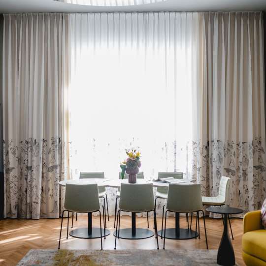 Hotel Altstadt Vienna - Fließende Stoffe und florale Muster in der Grete Wiesenthal Suite