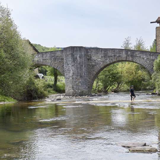 Vorbei an prächtigen Brücken und idyllischen Flüssen auf dem Jakobsweg in Navarra 