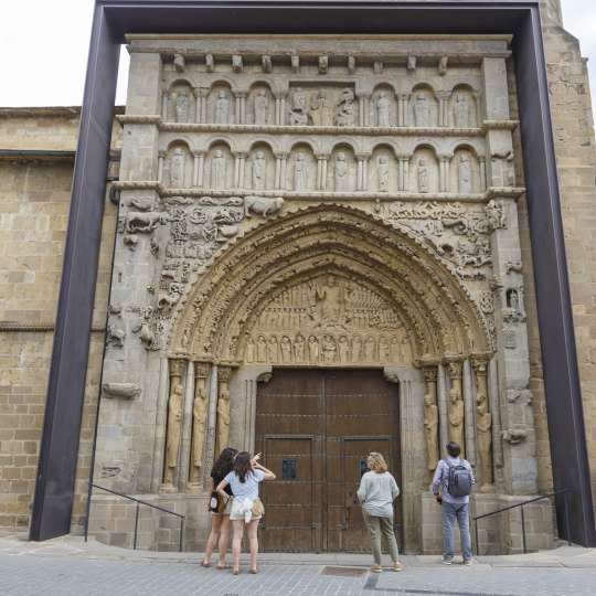Navarras Pilgerwege sind gesäumt von Kulturschätzen: Tor der Kapelle Santa María de Sangüesa