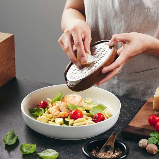 GEFU - Mit der eleganten Parmesanreibe PARMEZO Gerichte verfeinern