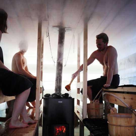 VisitFinland - Eis-Sauna Pyhäpiilo für ein authentisches Saunaerlebnis