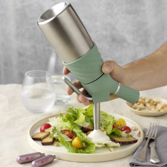 iSi - Mit Creative Whip den Salat mit Caesar Dressing verfeinern