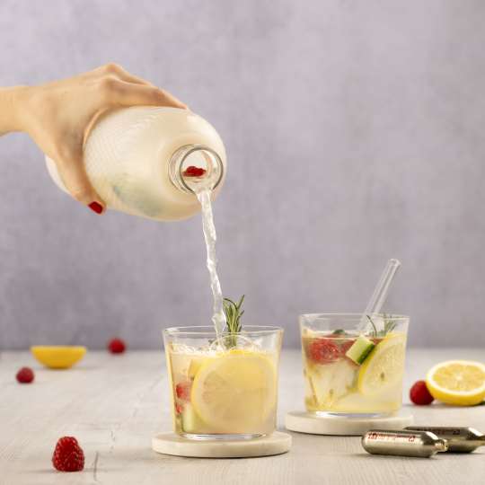 iSi - Immer erfrischend: Sparkled Infused Water mit dem Twist 'n' Sparkle Virtuoso