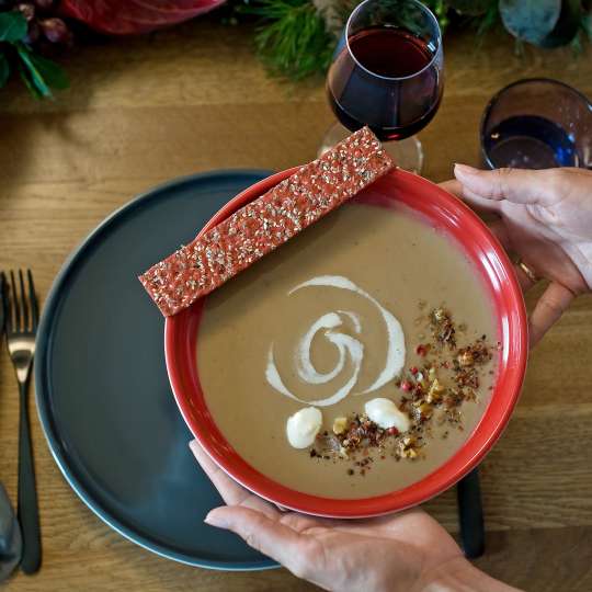 mittelpunkt. weihnachtlich gedeckter Tisch