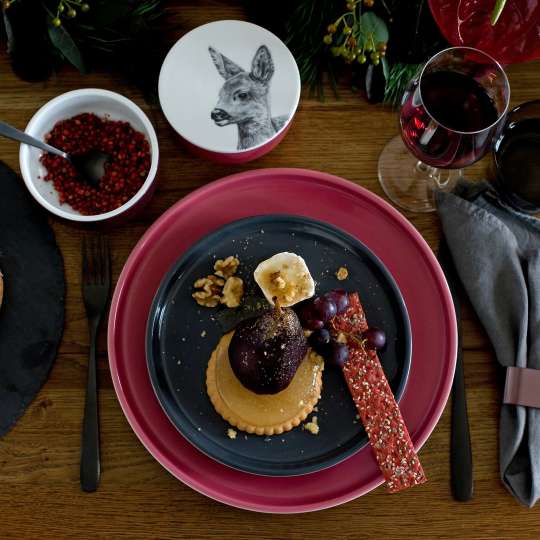 mittelpunkt. weihnachtlich gedeckter Tisch