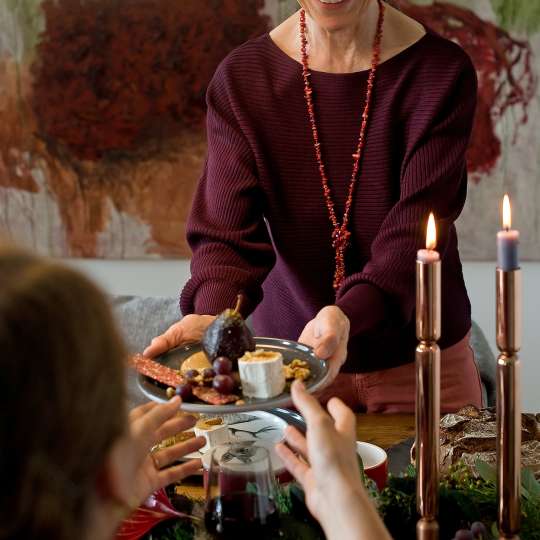 mittelpunkt. weihnachtlich gedeckter Tisch
