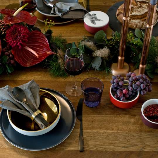 mittelpunkt. weihnachtlich gedeckter Tisch
