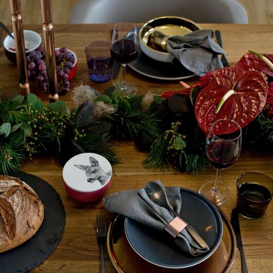 mittelpunkt. weihnachtlich gedeckter Tisch