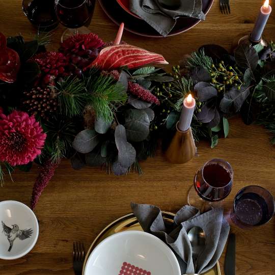 mittelpunkt. weihnachtlich gedeckter Tisch