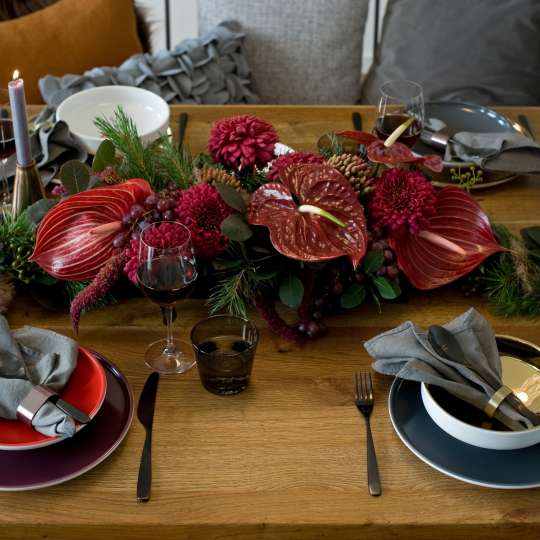 mittelpunkt. weihnachtlich gedeckter Tisch
