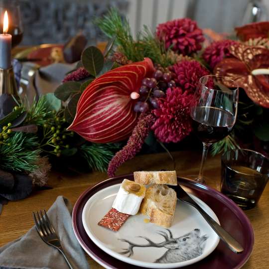 mittelpunkt. weihnachtlich gedeckter Tisch