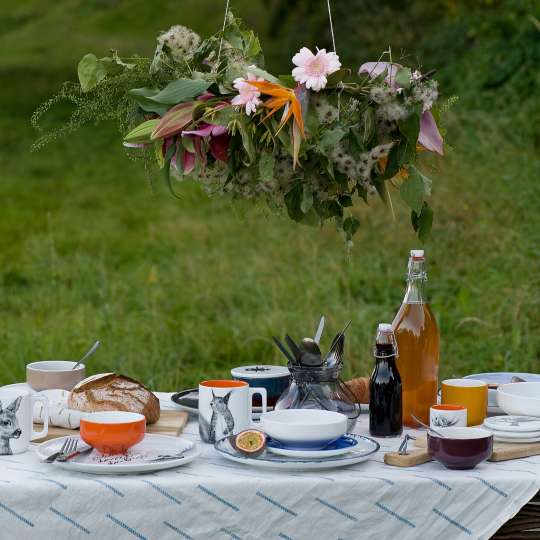 mittelpunkt . Becher mit wunderschönen Tier- und Pflanzenmotiven