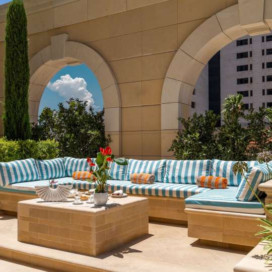 Lounge im sonnigen Ritz-Carlton, Amman