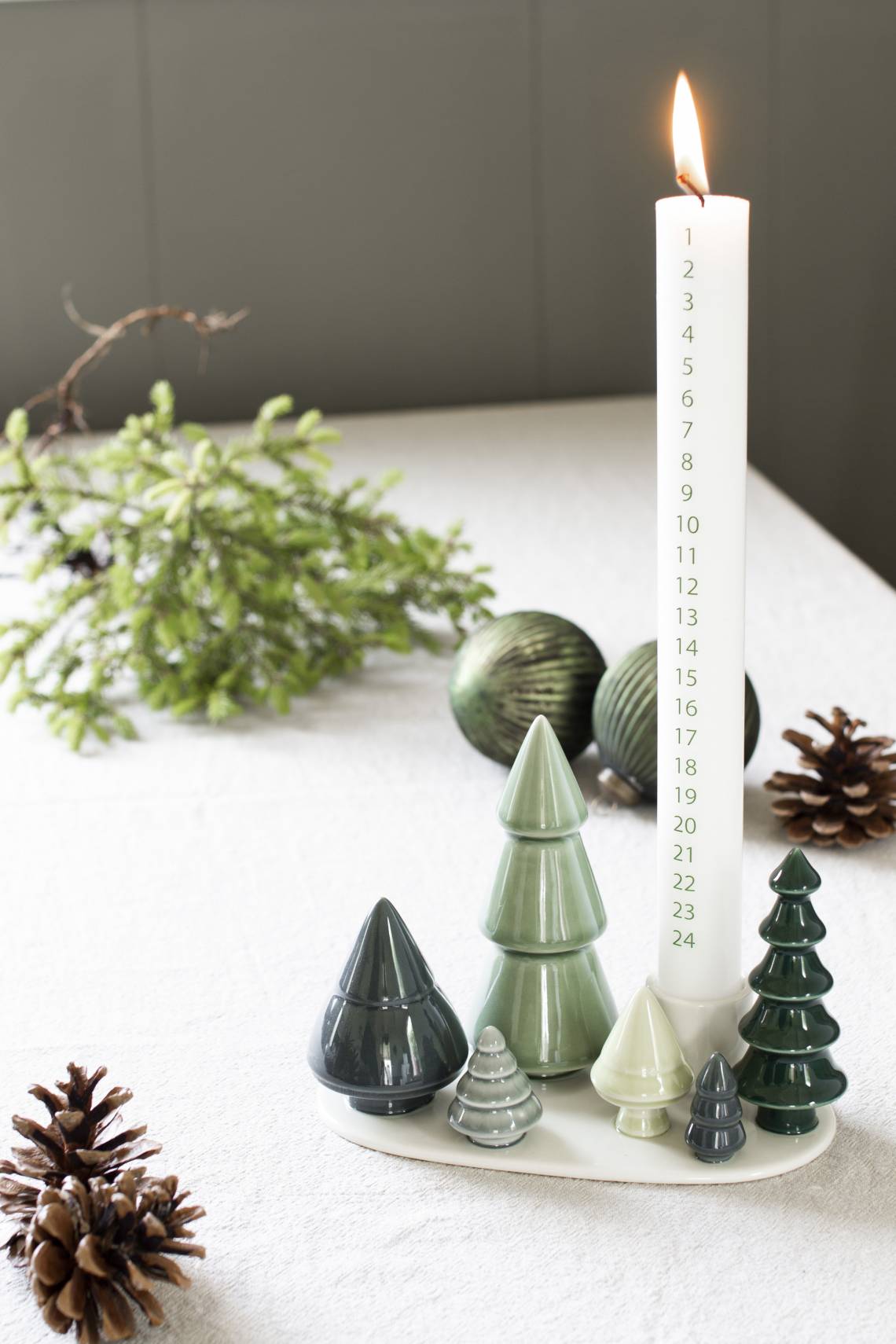 Dottir: Adventskalenderkerze mit Tannenbäume