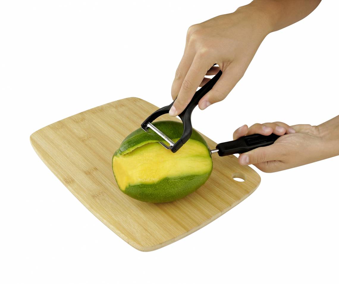 Fackelmann: Die Mango mit einem Schäler schälen