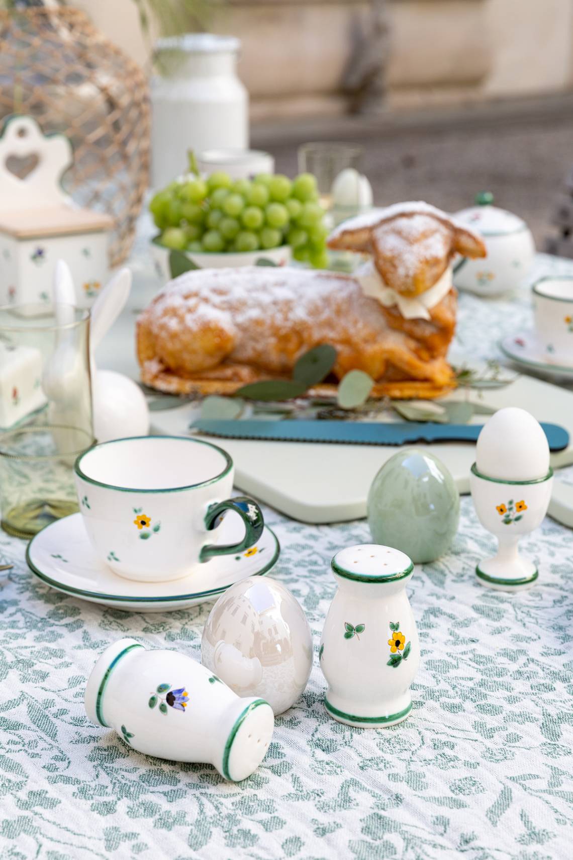 Ein Blumengruß fürs Osterfest Tisch mit Kuchen