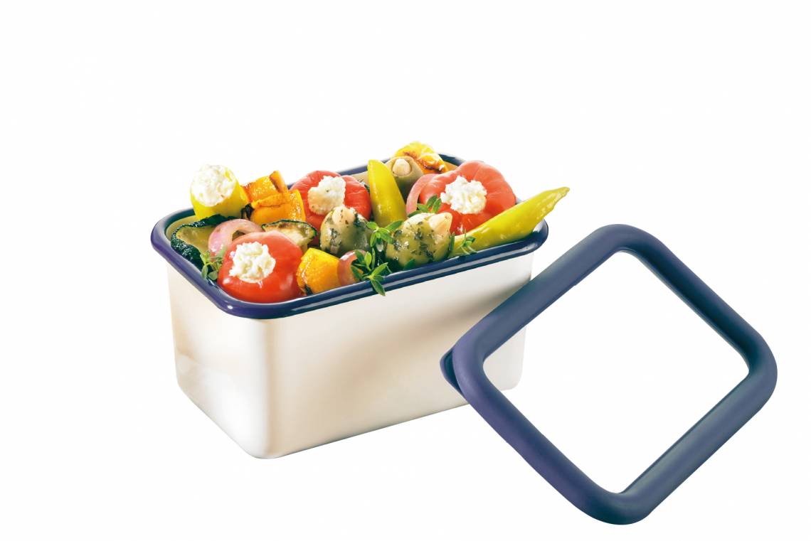 Frischhaltedose aus Emaille mit Salat