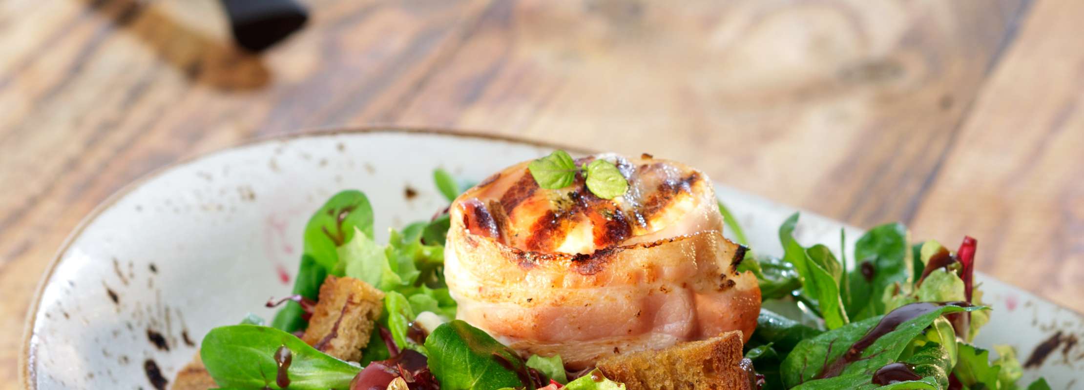 Brotsalat mit gegrilltem Ziegenkäse im Speckmantel | TrendXPRESS