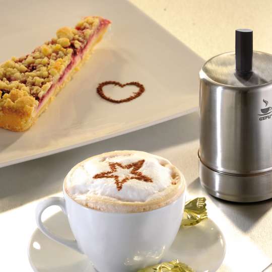 gefu_tasse_kaffee_mit_kuchen_michschaum_dekoriert_milieu