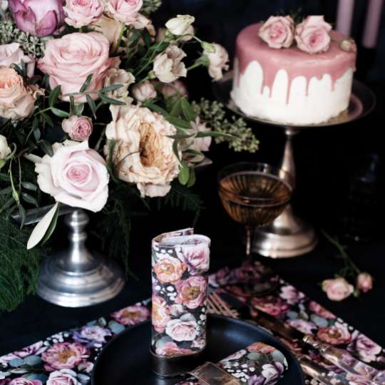 Ambiente Europe:: Vintage Flowers Tisch Set vor Torte